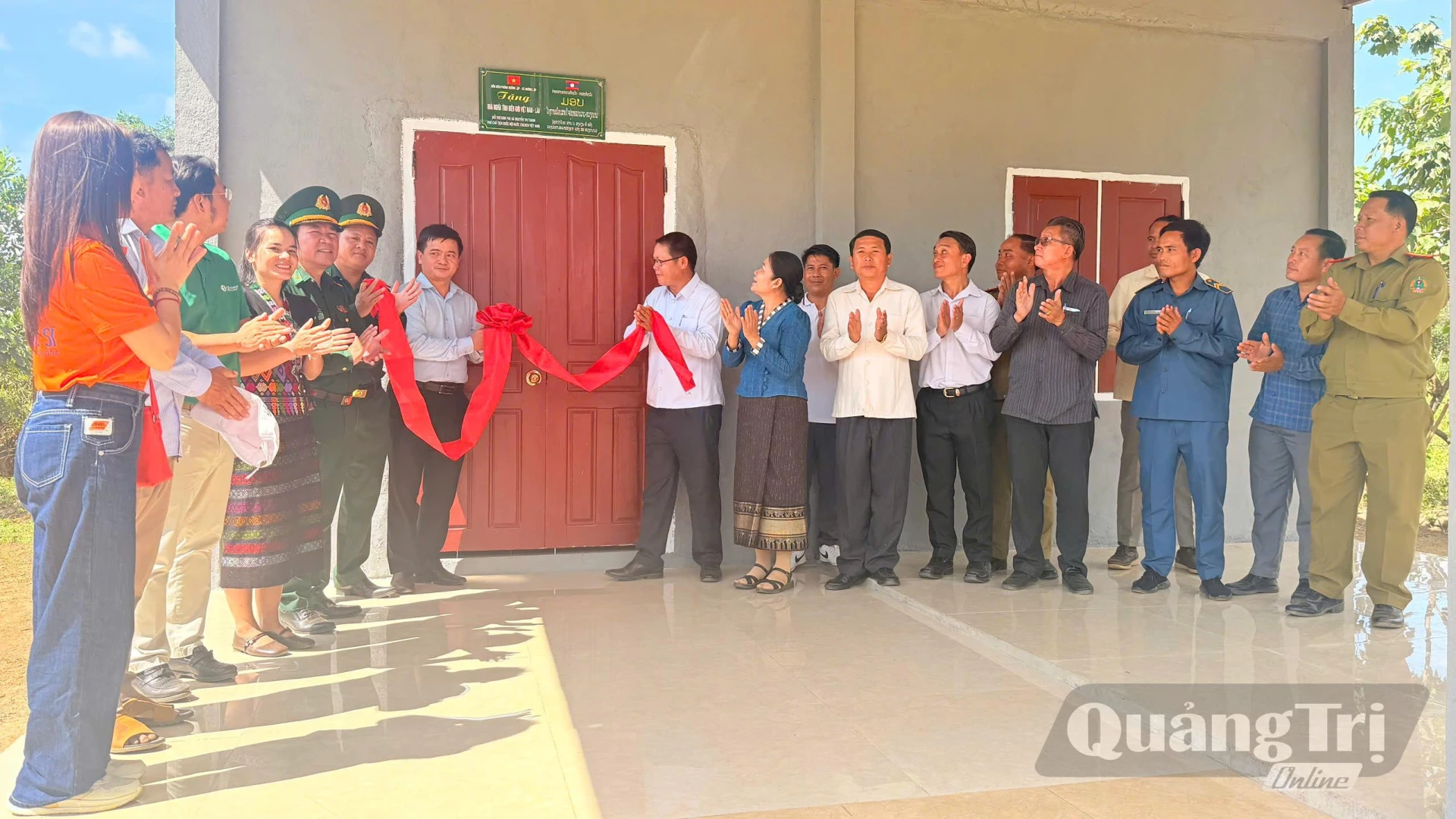Trao tặng nhà nghĩa tình biên giới Việt Nam – Lào cho người dân có hoàn cảnh khó khăn tại bản A Via - Ảnh: Hoàng Hùng