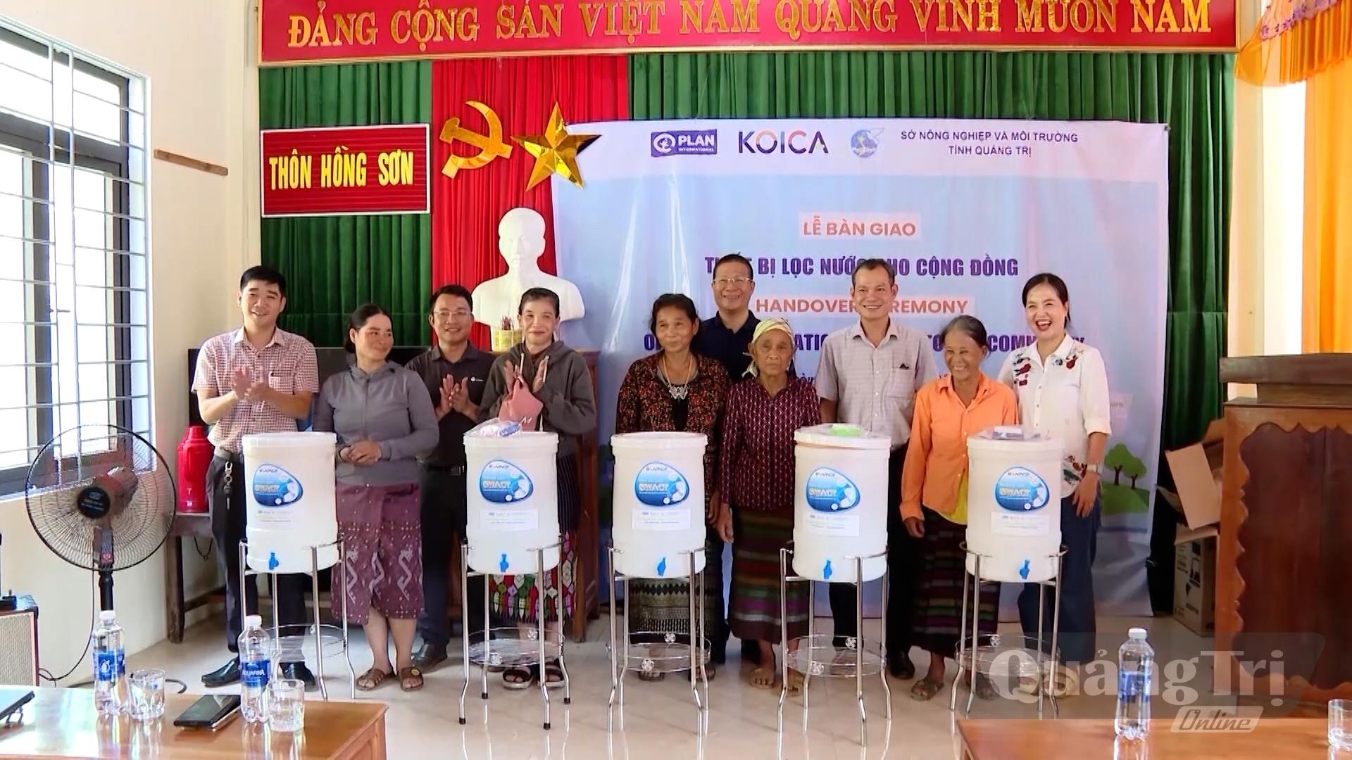 Tổ chức Plan International, KOICA bàn giao thiết bị lọc nước cho người dân-Ảnh: Phan Khiêm
