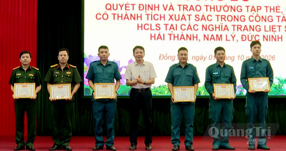 Đồng chí Hoàng Ngọc Đan, Chủ tịch UBND phường Đồng Hới trao giấy khen thưởng các tập thể, cá nhân có thành tích xuất sắc trong thực hiện “Chiến dịch 500 ngày đêm” trên địa bàn phường - Ảnh: P.V