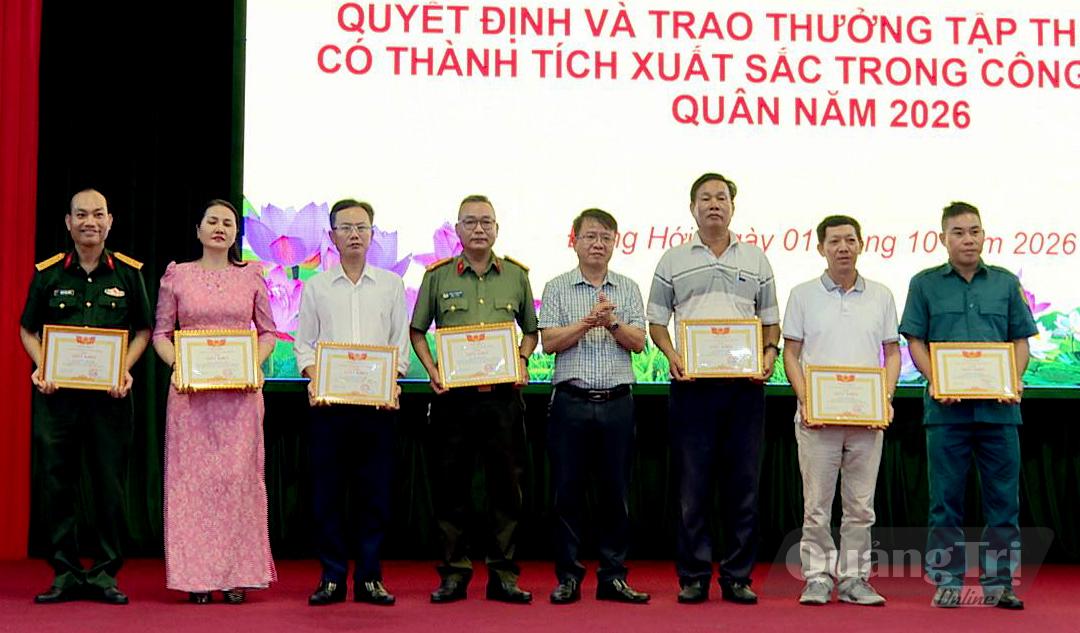Đại diện lãnh đạo phường Đồng Hới khen thưởng các cá nhân có thành tích xuất sắc trong công tác tuyển quân năm 2026 - Ảnh: P.V