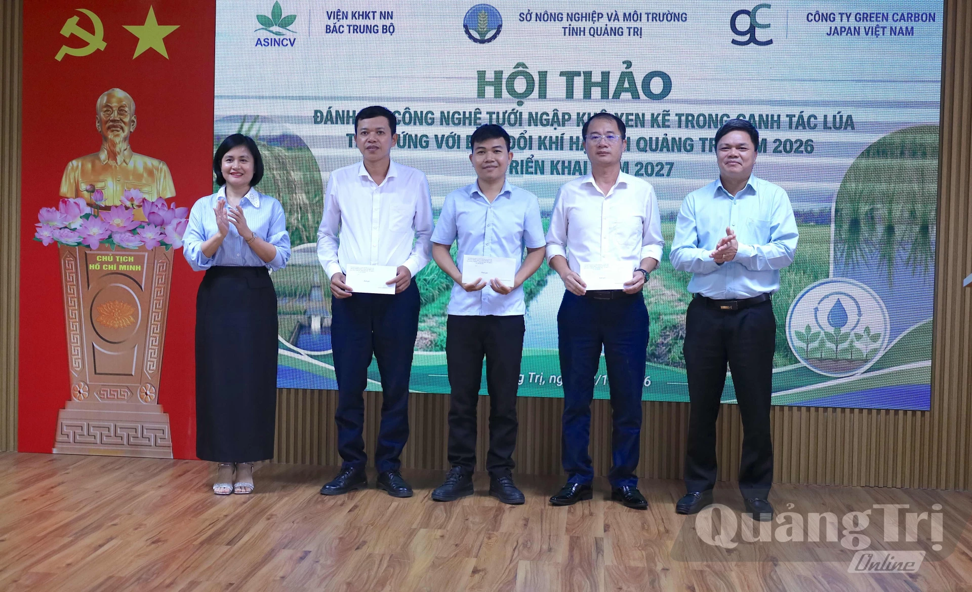 Ban Tổ chức trao thưởng cho các cá nhân, tập thể có thành tích trong canh tác lúa giảm phát thải tại các địa phương trong tỉnh - Ảnh: Q.N