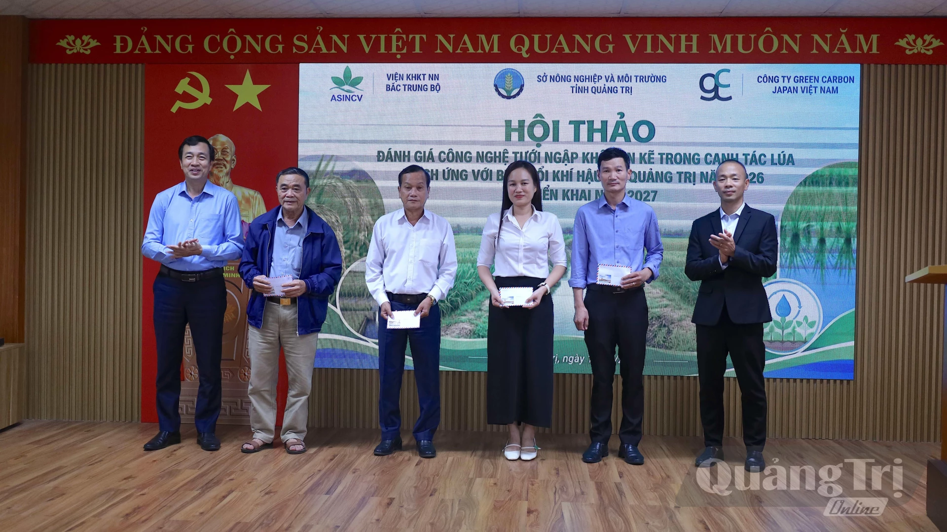 Ban tổ chức trao thưởng cho các cá nhân, tập thể có thành tích trong canh tác lúa giảm phát thải tại các địa phương trong tỉnh - Ảnh: Q.N