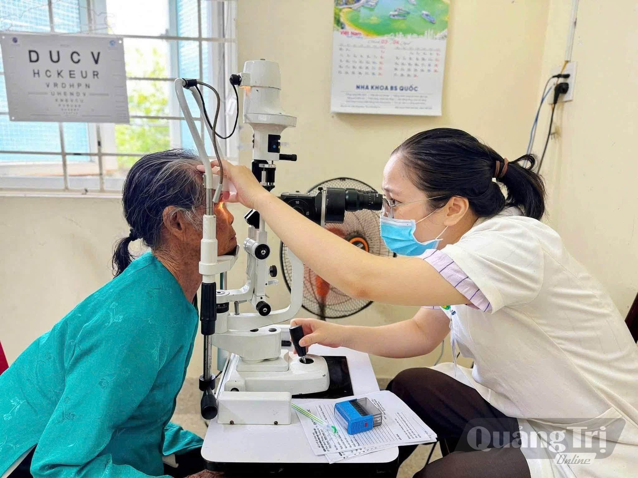 Khám sức khỏe và sàng lọc tại cơ sở giúp người cao tuổi thuận tiện tiếp cận dịch vụ y tế - Ảnh: T.T