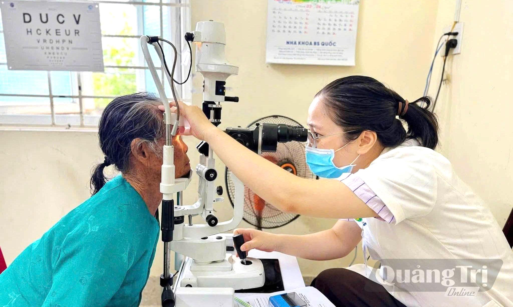 Để người cao tuổi được tiếp cận dịch vụ y tế hiện đại