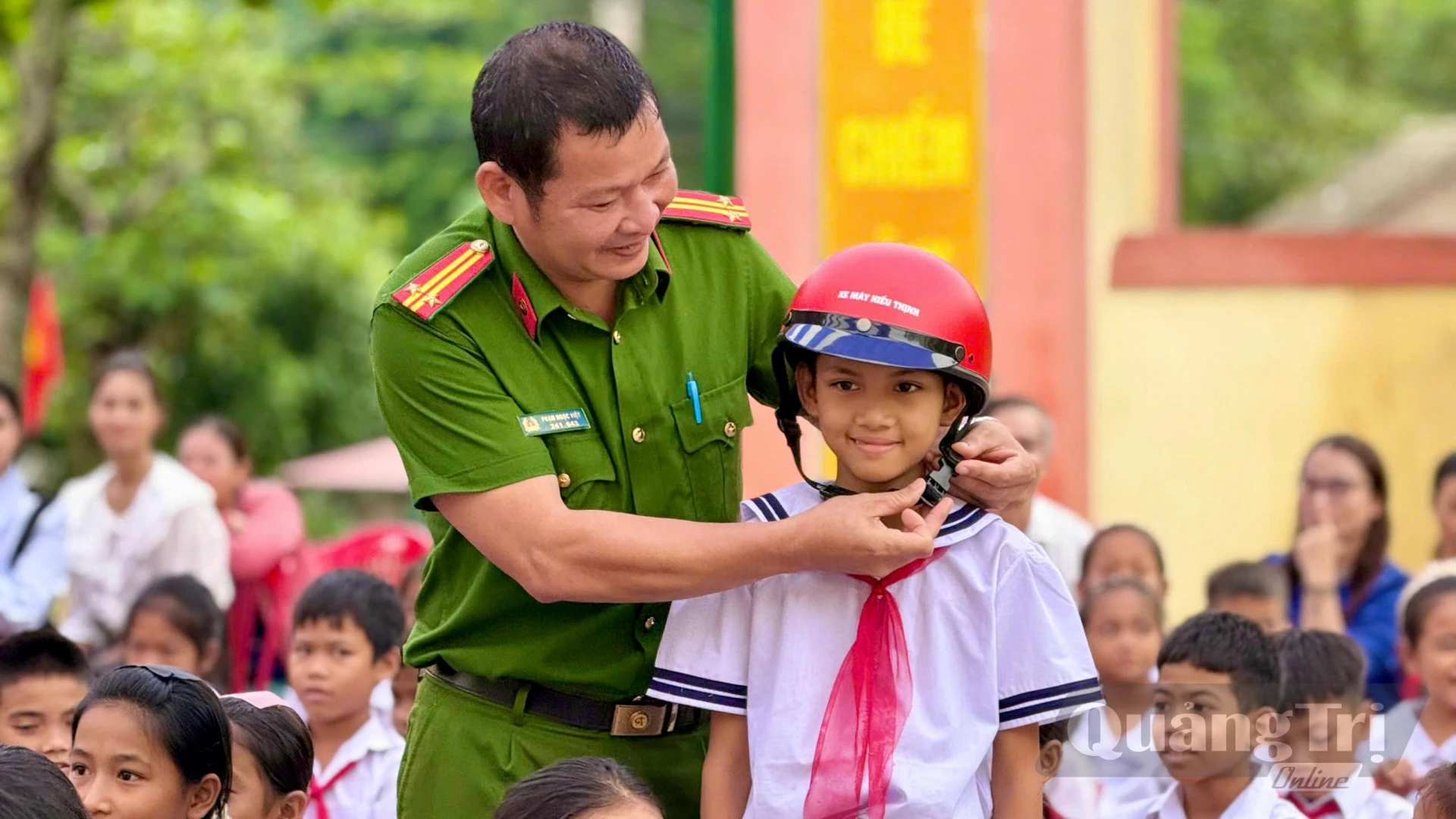 Công an xã Bến Quan tăng cường phối hợp với các trường học tuyên truyền, phổ biến, giáo dục pháp luật cho học sinh- Ảnh: T.T