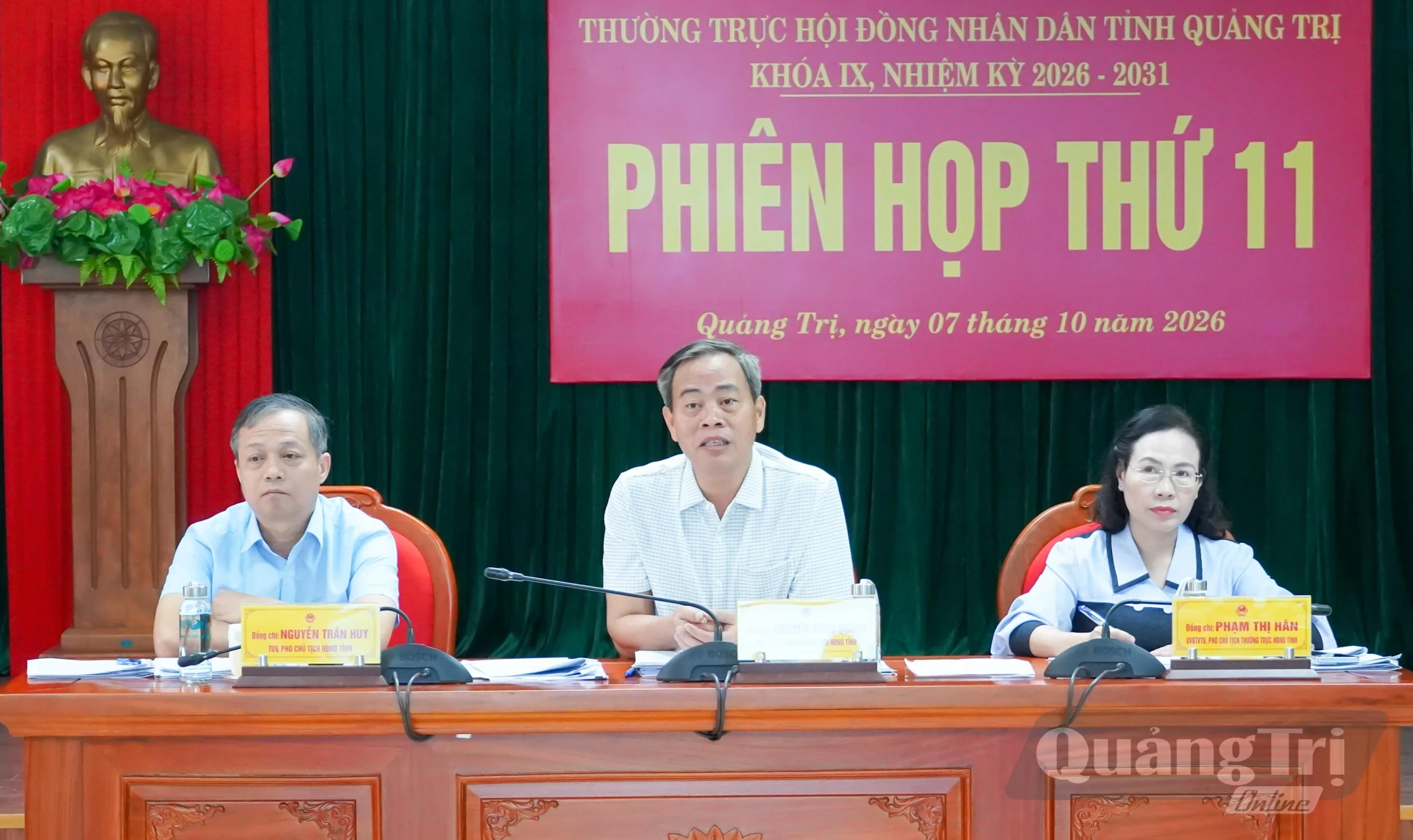 Các đồng chí Thường trực HĐND tỉnh chủ trì phiên họp - Ảnh: N.H