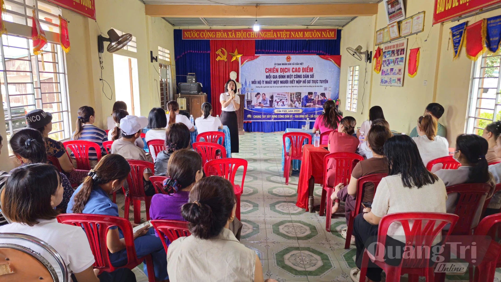 Cán bộ Trung tâm Phục vụ hành chính công xã Cửa Việt tổ chức Ngày thứ Bảy vì dân tại thôn Xiuân Hòa - Ảnh: N.T.H