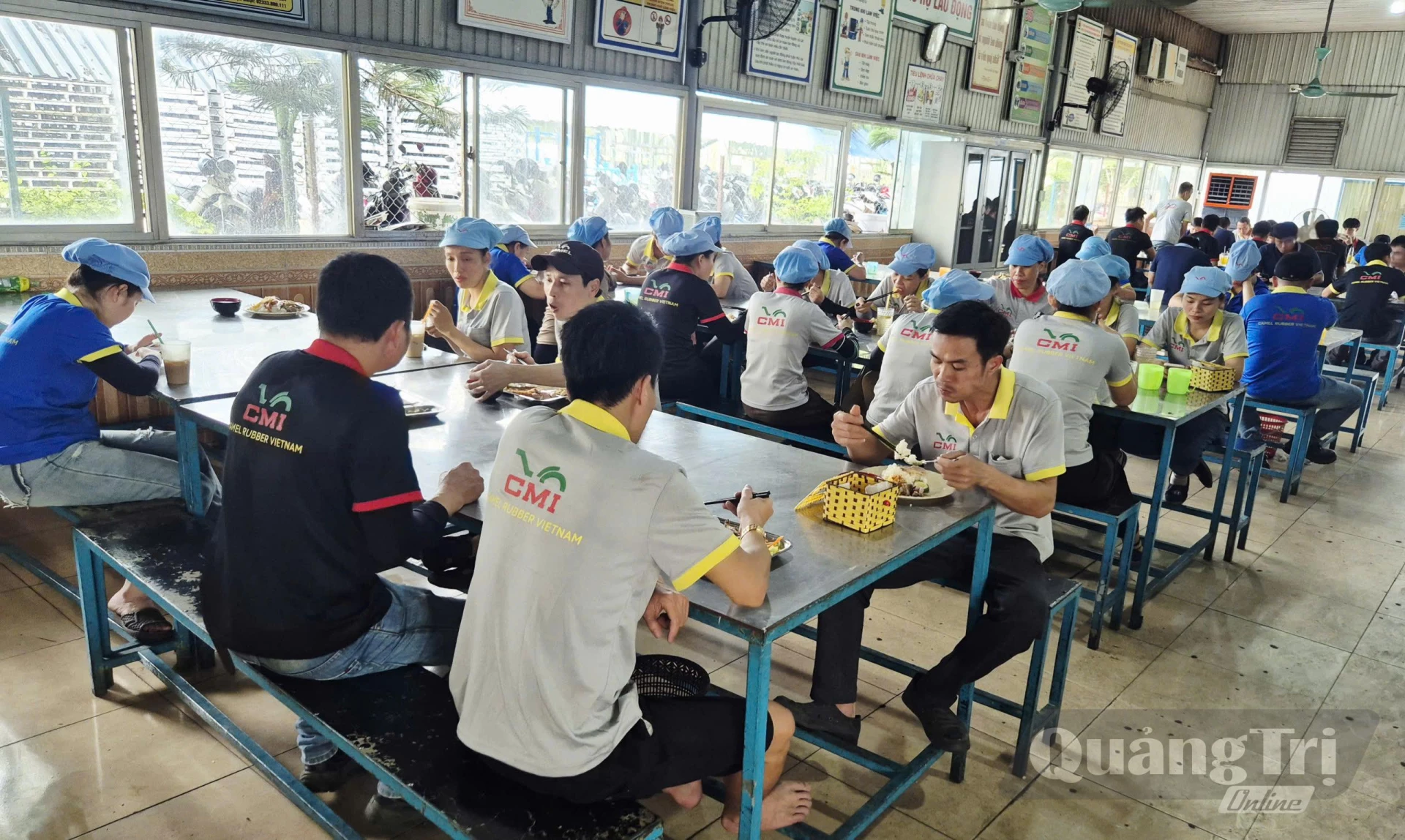 Bữa ăn ca bảo đảm chất lượng, dinh dưỡng cho công nhân Công ty TNHH Cao su Camel Việt Nam - Ảnh: K.S