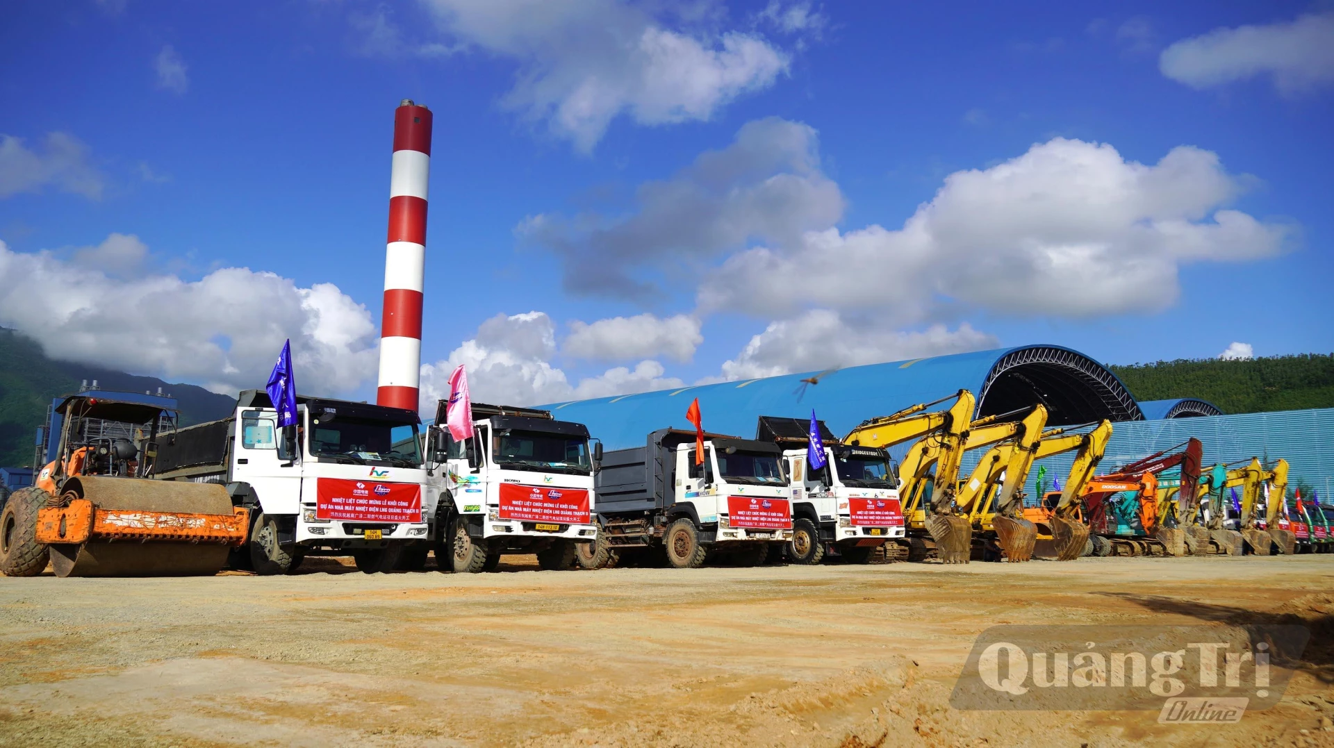 Máy móc, phương tiện chuẩn bị lễ khởi công - Ảnh: C.H