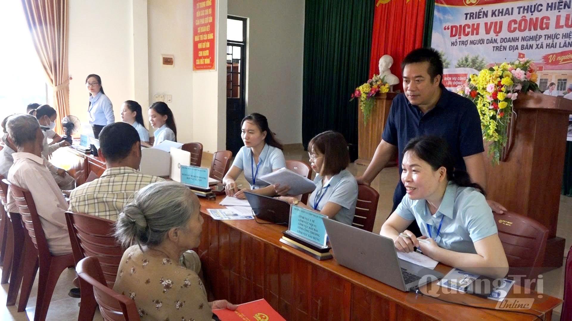 án bộ Trung tâm Phục vụ hành chính công xã Hải Lăng tích cực hỗ trợ người dân thực hiện các thủ tục hành chính ngay tại cơ sở - Ảnh: V.A