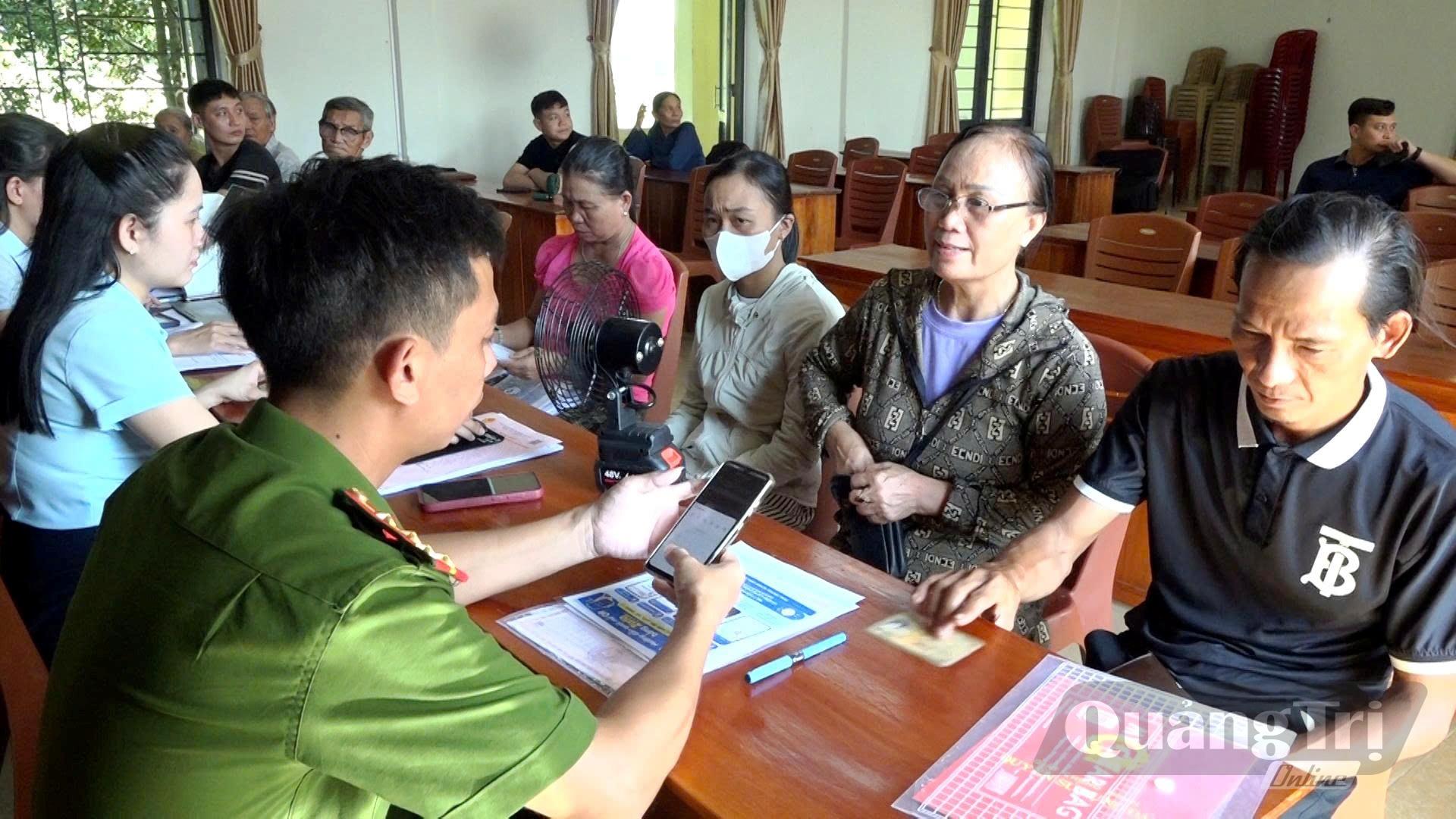 Người dân phấn khởi khi được hỗ trợ từ “dịch vụ công lưu động” - Ảnh: V.A