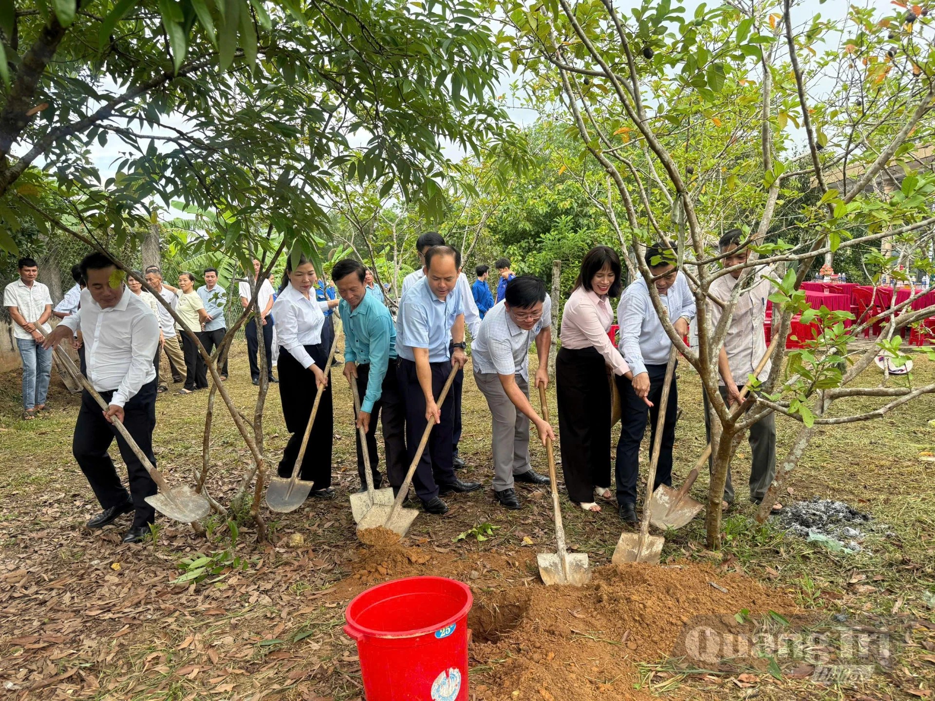 Đại diện chính quyền địa phương thực hiện lễ động thổ khởi công công trình nhà thờ Bà mẹ Việt Nam anh hùng Trần Thị Mít và các liệt sĩ trong gia đình - Ảnh: V.A