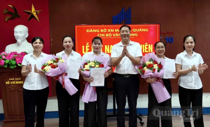 Bảo đảm 'chất' và 'lượng' trong kết nạp đảng viên mới