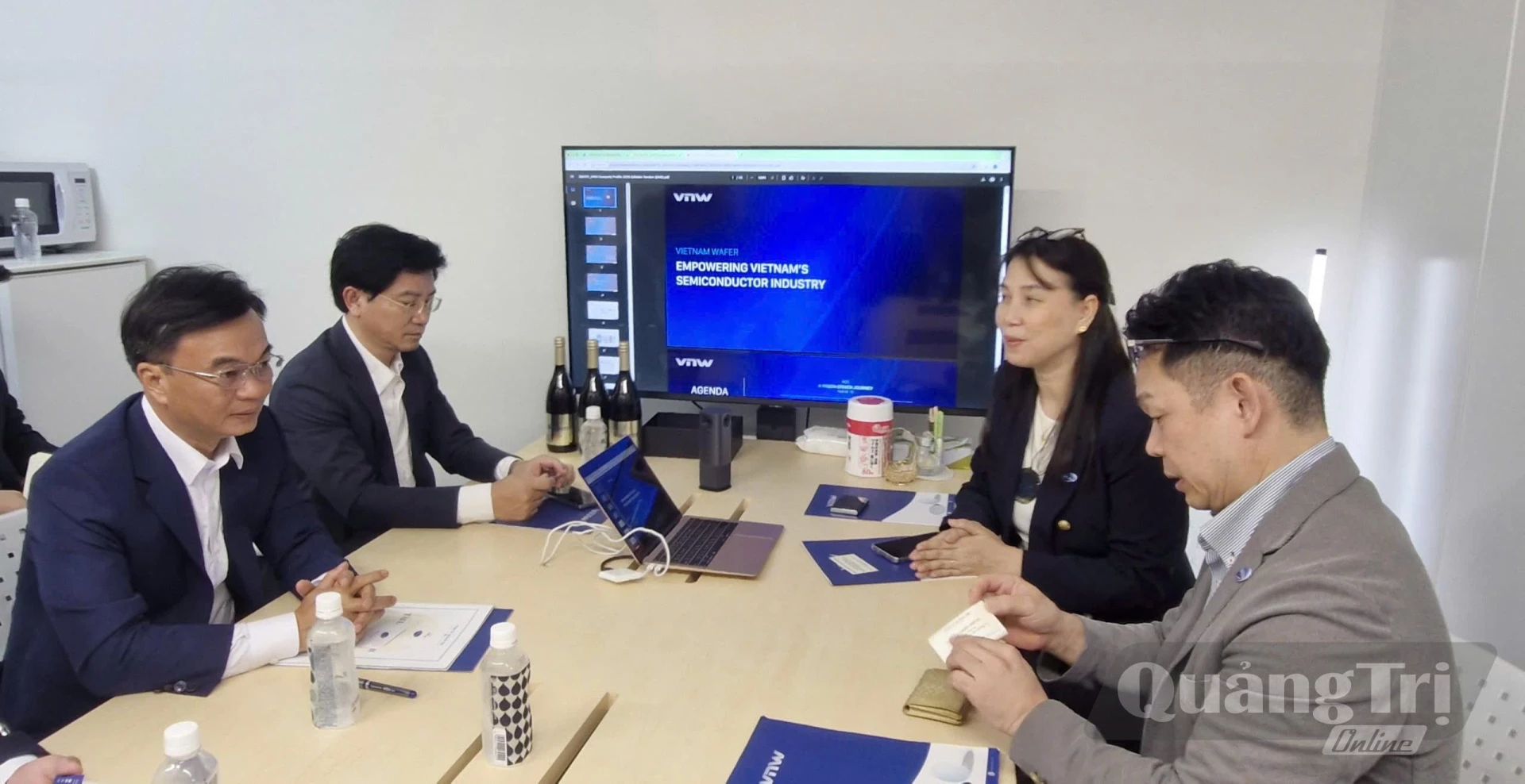 Đoàn công tác làm việc với Công ty Vietnam Wafer Japan - Ảnh: CTV