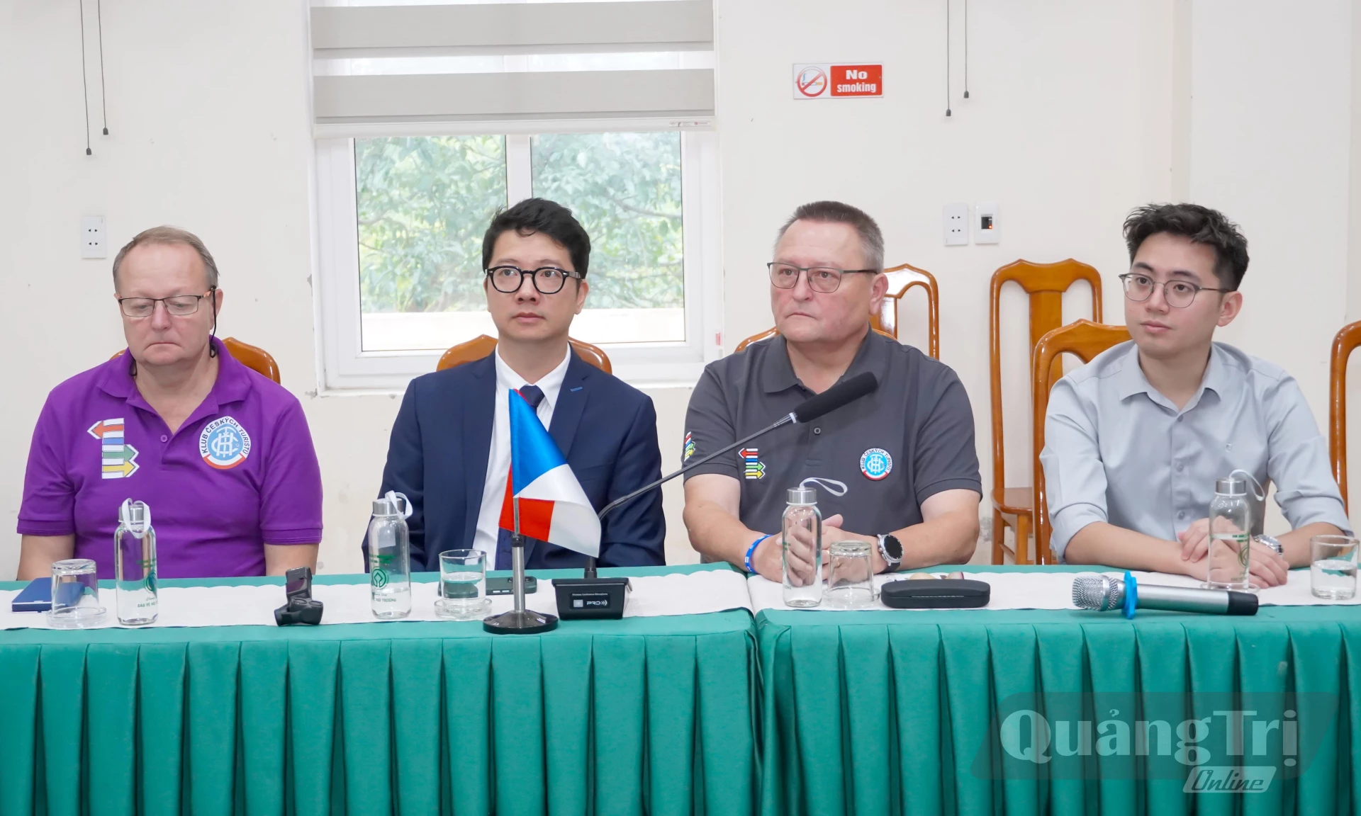 Đoàn công tác Câu lạc bộ Du lịch Cộng hòa Séc tham gia buổi làm việc - Ảnh: N.H