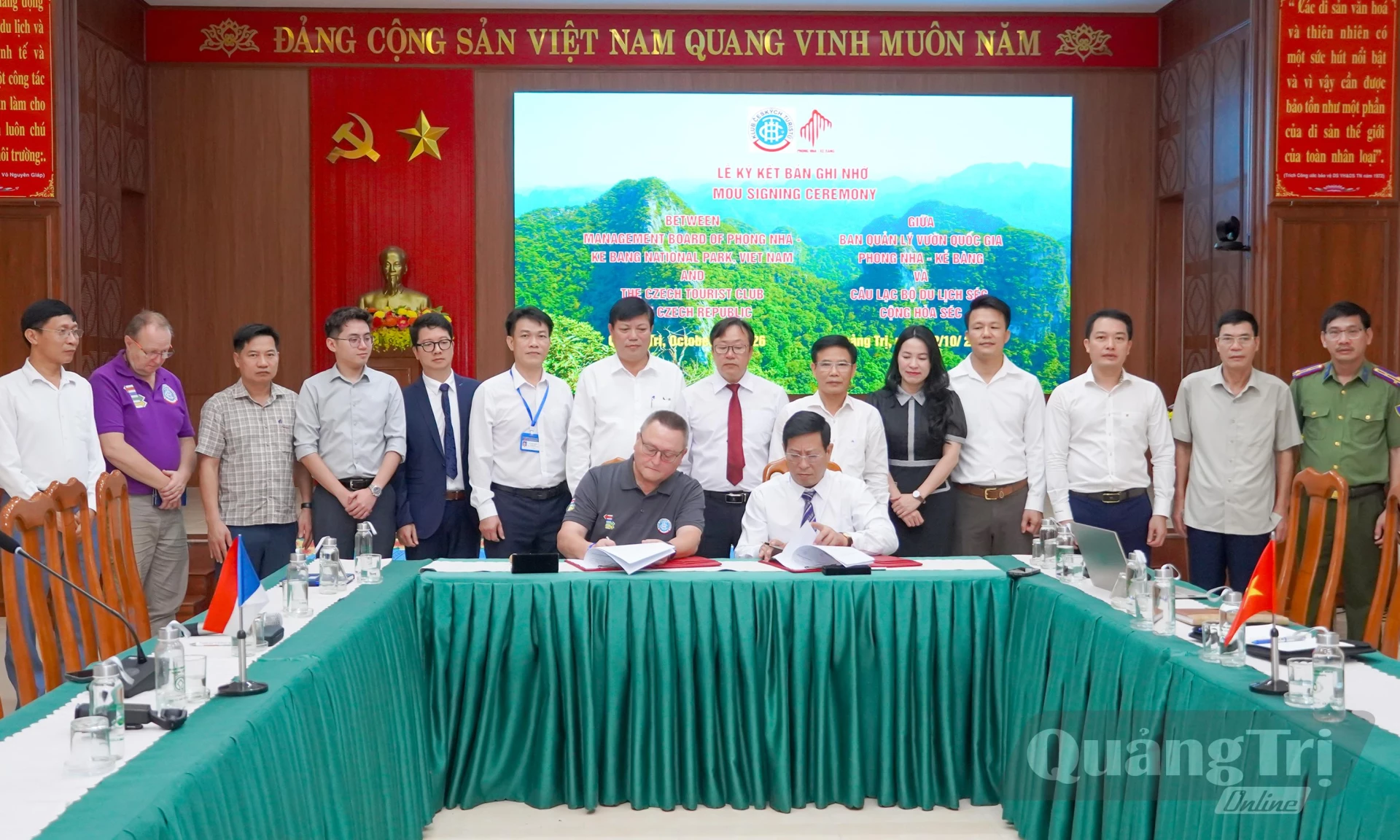 Ký kết biên bản ghi nhớ hợp tác giữa BQL VQG PN-KB và và Câu lạc bộ Du lịch Cộng hòa Séc - Ảnh: N.H