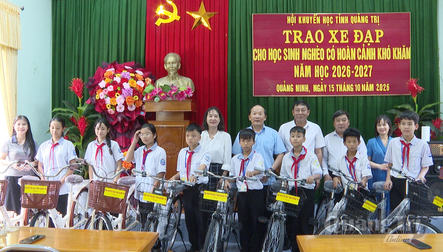 15 em học sinh có hoàn cảnh đặc biệt khó khăn được nhận xe đạp - Ảnh: N.K