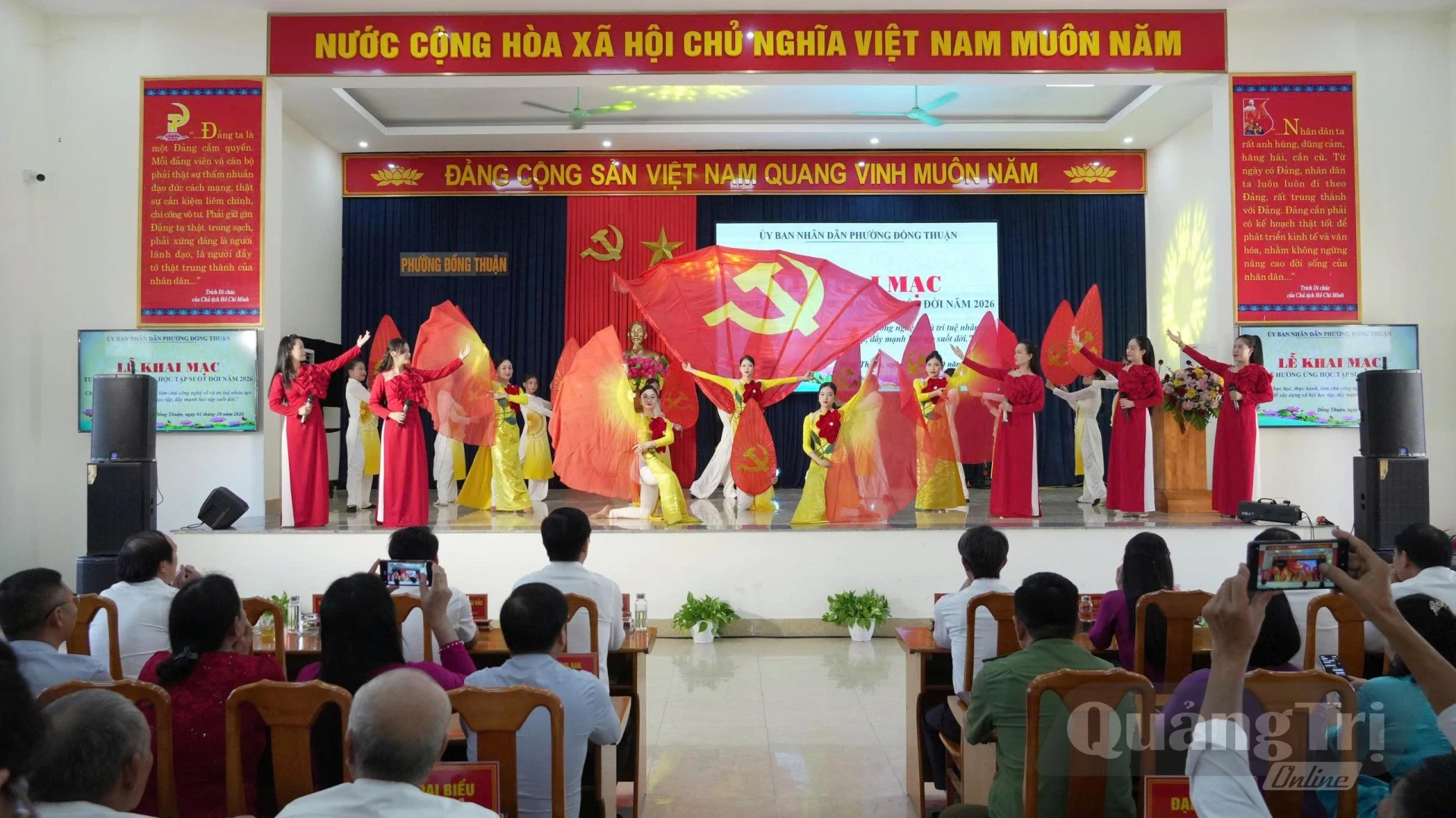 Chương trình văn nghệ chào mừng buổi lễ - Ảnh: H.L