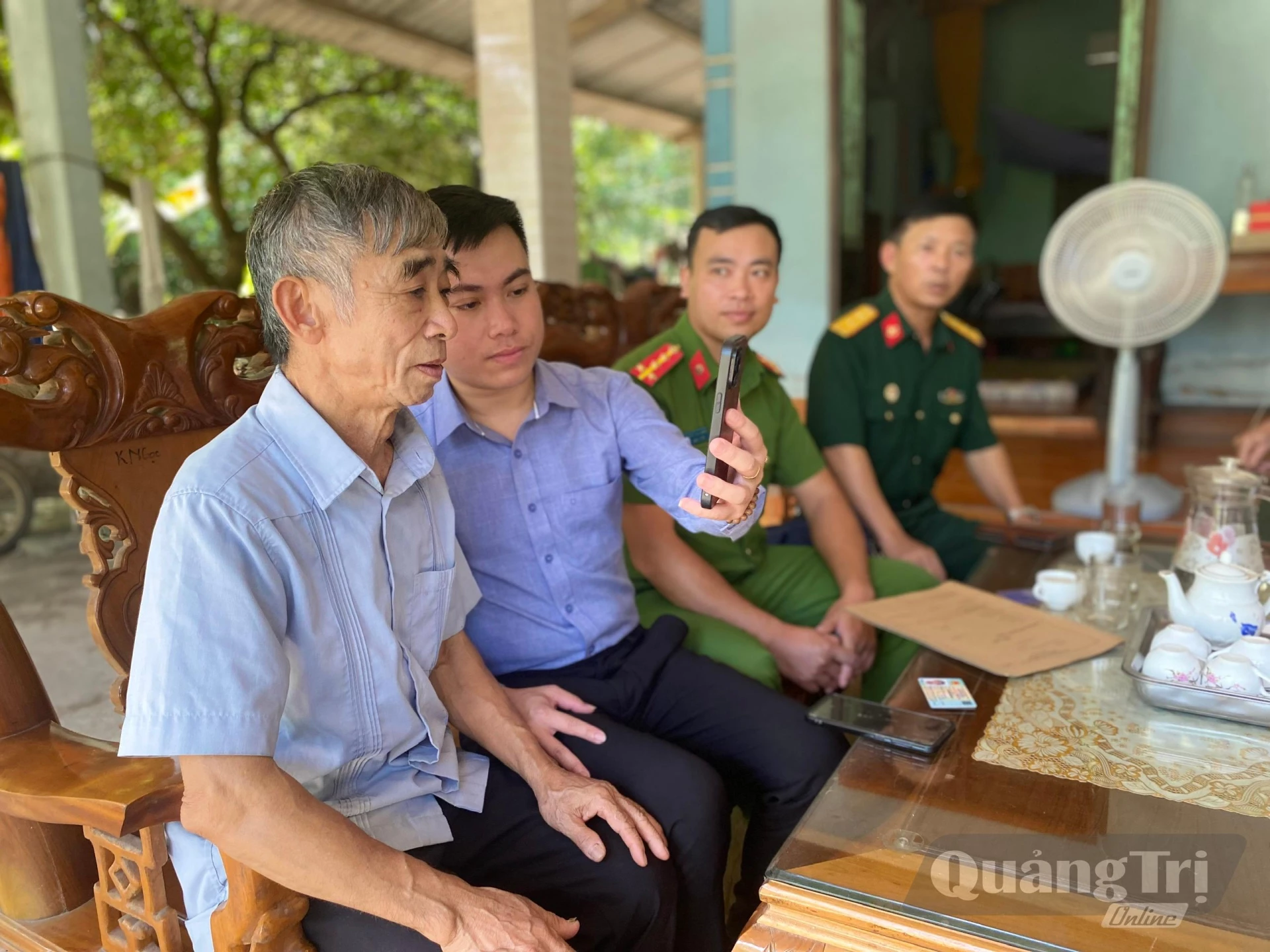 Các Tổ công nghệ cộng đồng đi từng ngõ, gõ từng nhà, cùng các đơn vị hướng dẫn người dân kích hoạt tài khoản an sinh xã hội - Ảnh: T.L