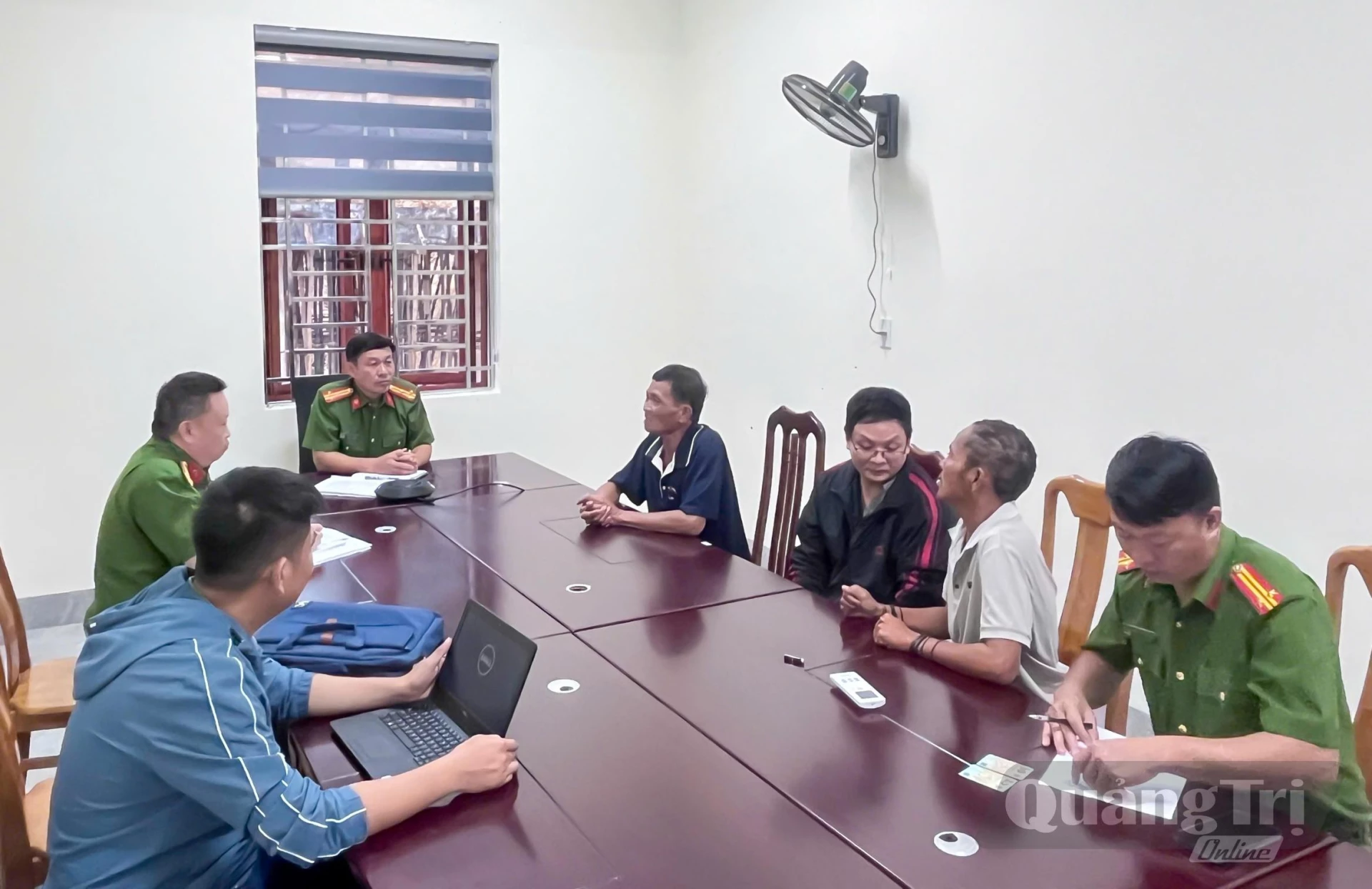 Công an xã Kim Ngân hướng dẫn gia đình anh Thân Trung Nhân làm thủ tục xác minh, tiếp nhận - Ảnh: Công an xã Kim Ngân