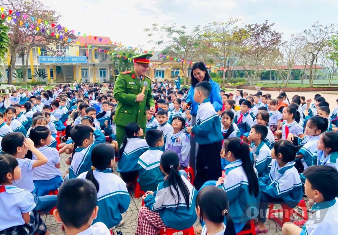 Tuyên truyền, phổ biến kiến thức pháp luật về an toàn giao thông cho học sinh trên địa bàn - Ảnh: N.H