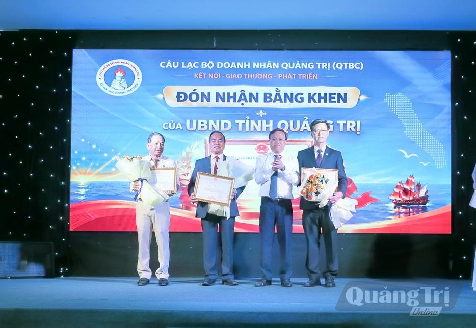 Đồng chí Lê Đức Tiến, Phó Chủ tịch UBND tỉnh trao bằng khen của Chủ tịch UBND tỉnh cho các cá nhân - Ảnh: QTBC
