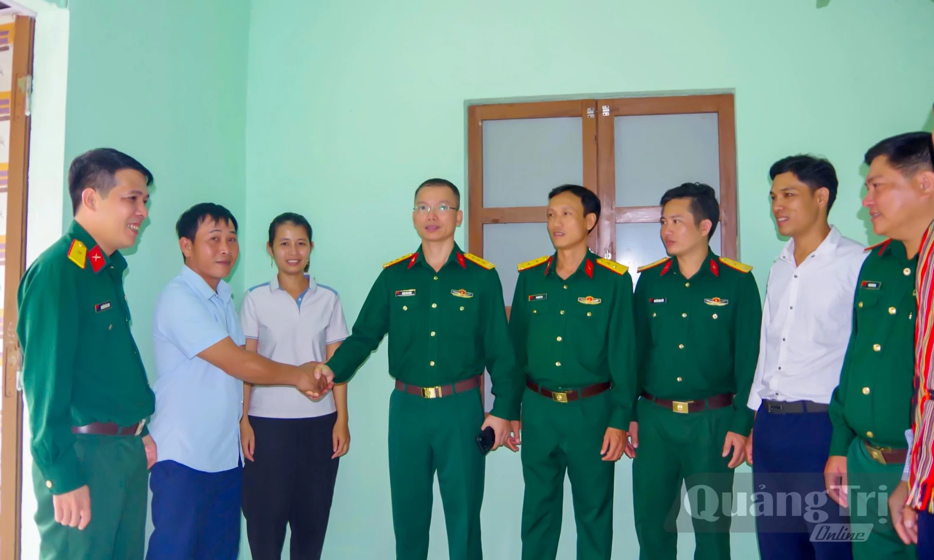 Đại diện Ban Chỉ huy Đoàn KTQP 79 thăm hỏi, động viên hộ gia đình được bàn giao Nhà đồng đội năm 2026 - Ảnh: X.T