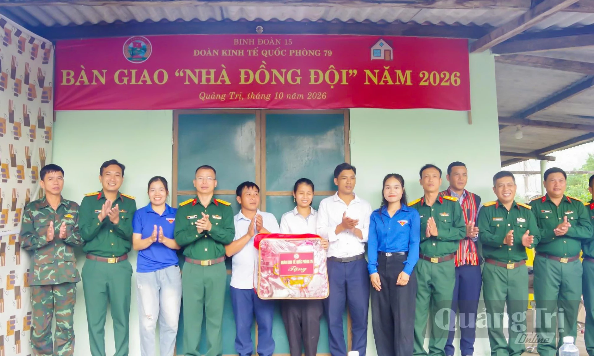 Đoàn KTQP 79 trao quà cho các gia đình - Ảnh: X.T