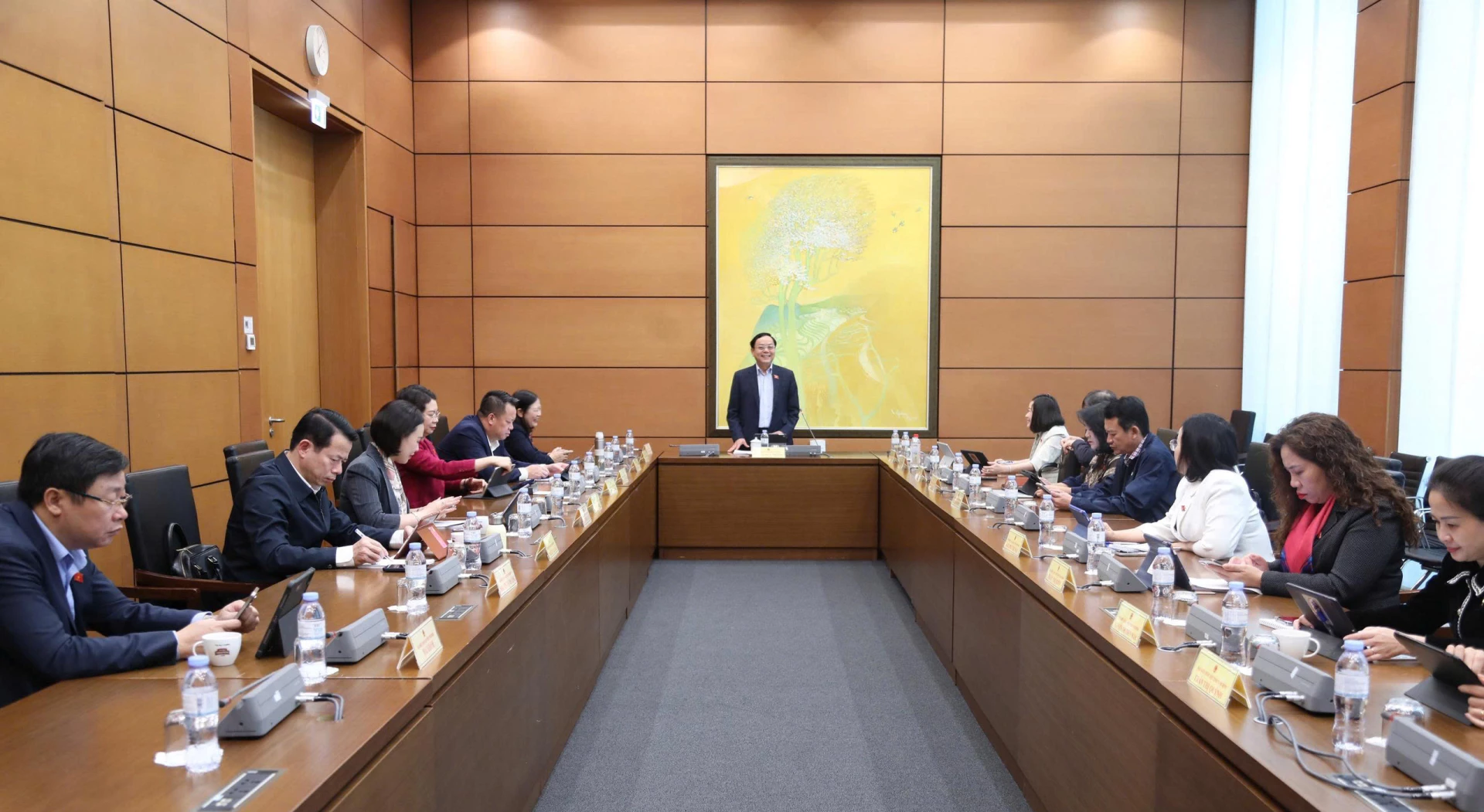 Đại biểu Hoàng Đức Thắng, Phó Trưởng đoàn chuyên trách, phụ trách Đoàn đại biểu Quốc hội tỉnh điều hành phiên họp tổ - Ảnh: P.T