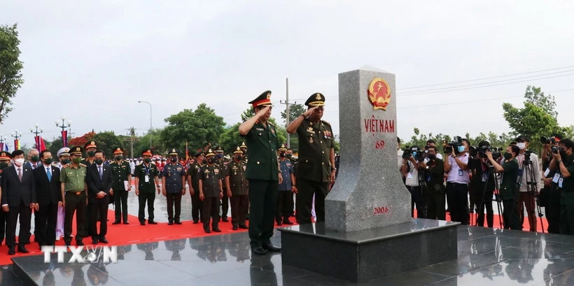 Đại tướng Phan Văn Giang, Ủy viên Bộ Chính trị, Bộ trưởng Bộ Quốc phòng Việt Nam cùng Phó Thủ tướng, Bộ trưởng Bộ Quốc phòng Campuchia Samdech Pichay Sena Tea banh thực hiện nghi thức chào cột mốc 69 biên giới Việt Nam-Campuchia trong Giao lưu Quốc phòng biên giới Việt Nam-Campuchia lần thứ nhất” ở tỉnh Đồng Nai. (Ảnh: Sỹ Tuyên/TTXVN)