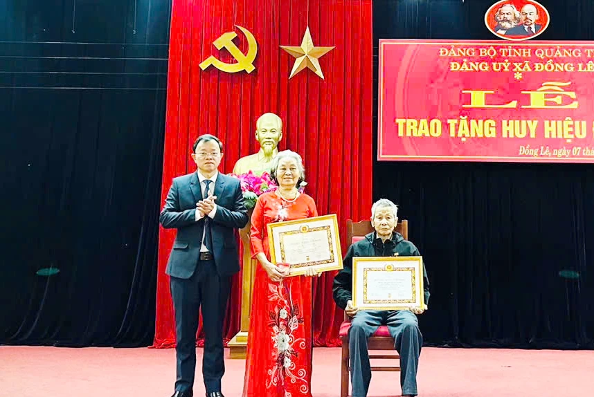 Đại diện lãnh đạo Đảng ủy xã Đồng Lê trao Huy hiệu Đảng cho đảng viên - Ảnh: X.V