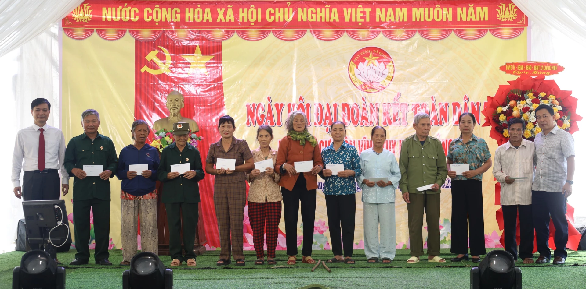 Đại diện lãnh đạo Sở, ban ngành tỉnh tặng quà cho các hộ gia đình có hoàn cảnh khó khăn trong khu dân cư Vĩnh Tuy II. Ảnh: Quang Ngọc.