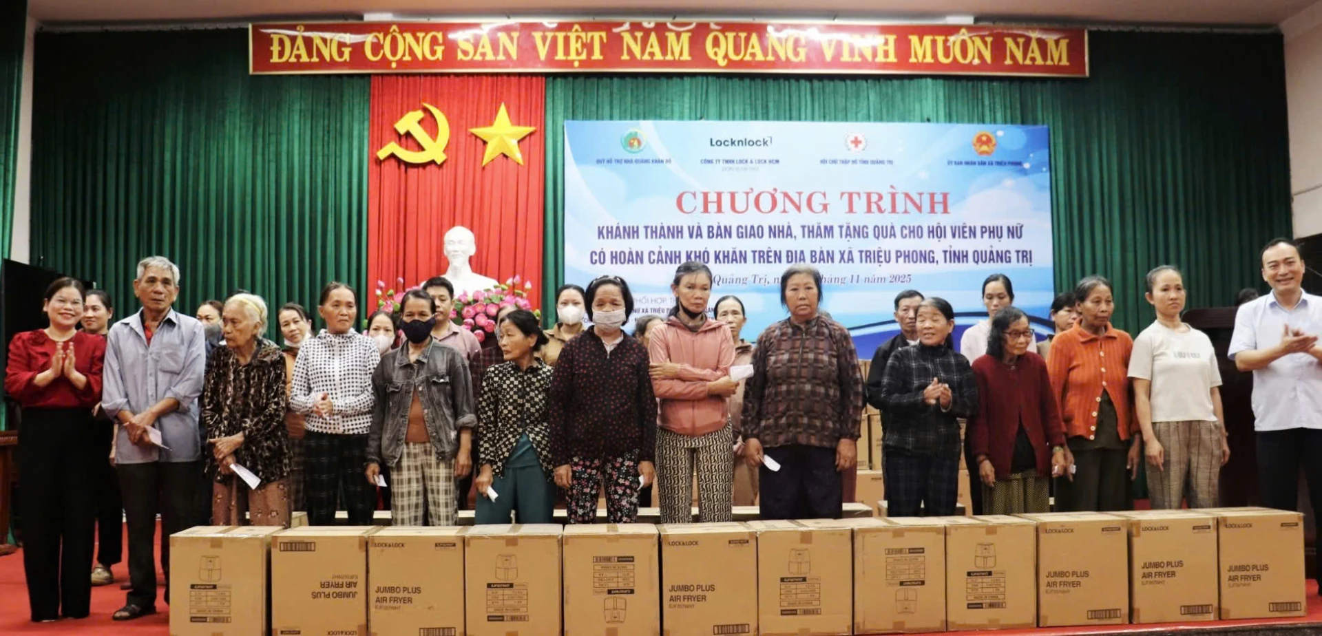 Trao quà cho phụ nữ là chủ hộ nghèo và phụ nữ có hoàn cảnh khó khăn ở xã Triệu Phong - Ảnh: K.S