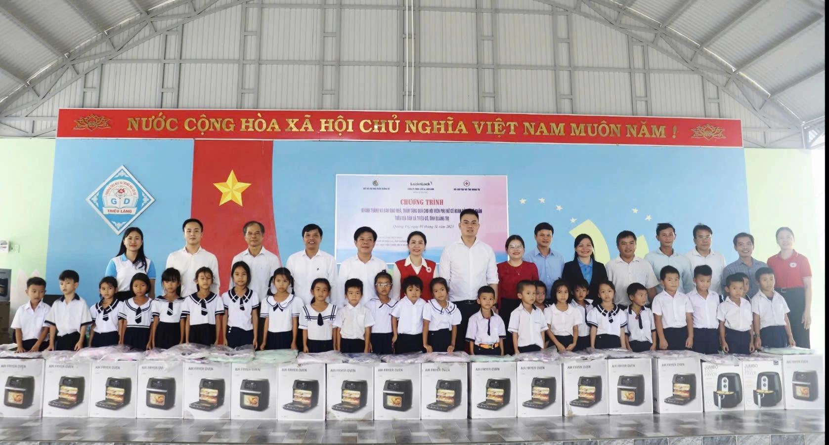 Trao quà cho học sinh có hoàn cảnh khó khăn ở xã Triệu Cơ - Ảnh: K.S