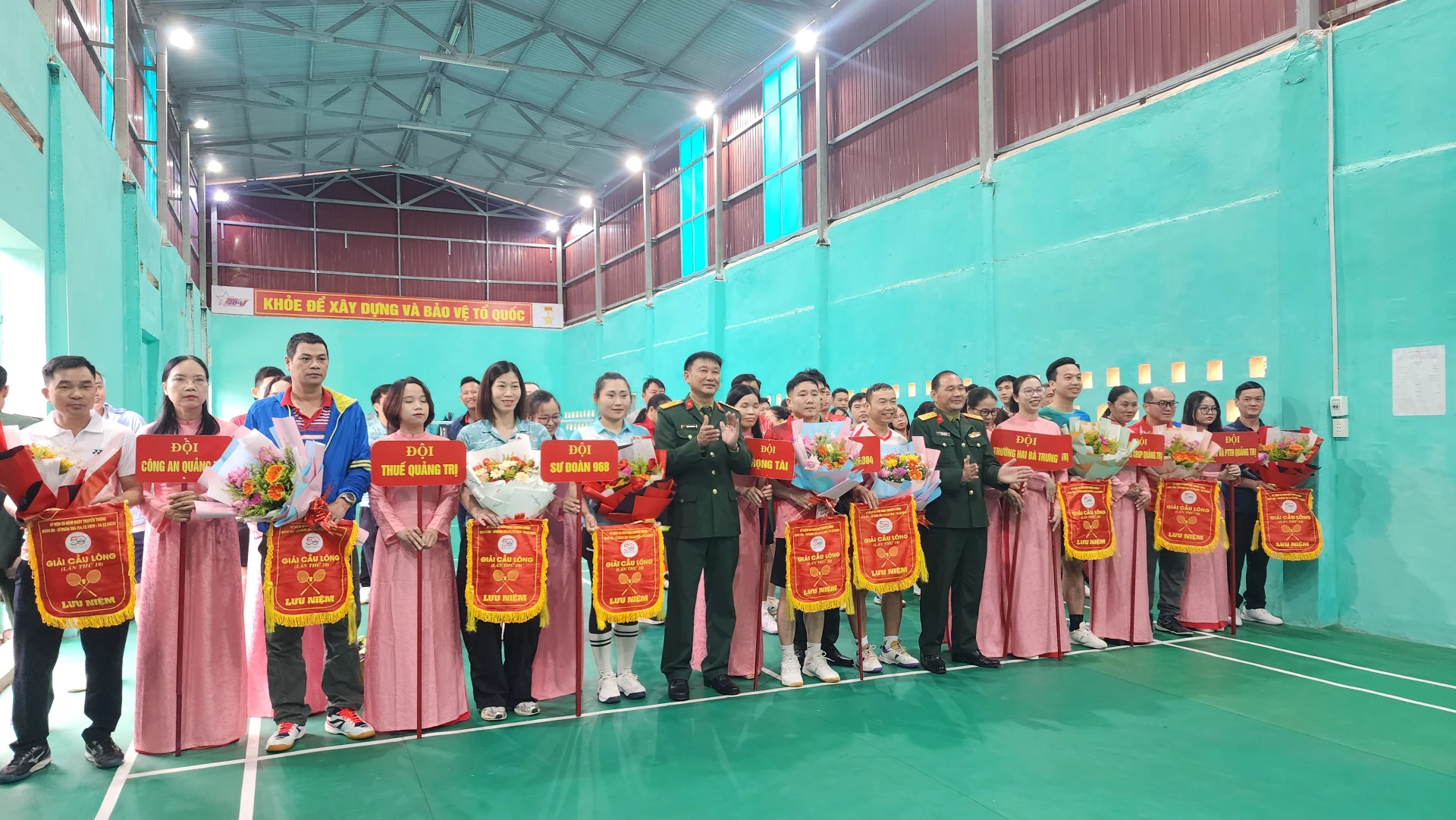 Lãnh đạo, Chỉ huy Lữ đoàn 384, Công ty Xây dựng 384 trao cờ lưu niệm, tặng hoa chúc mừng các đơn vị về tham dự giải- Ảnh: Tạ Hưng