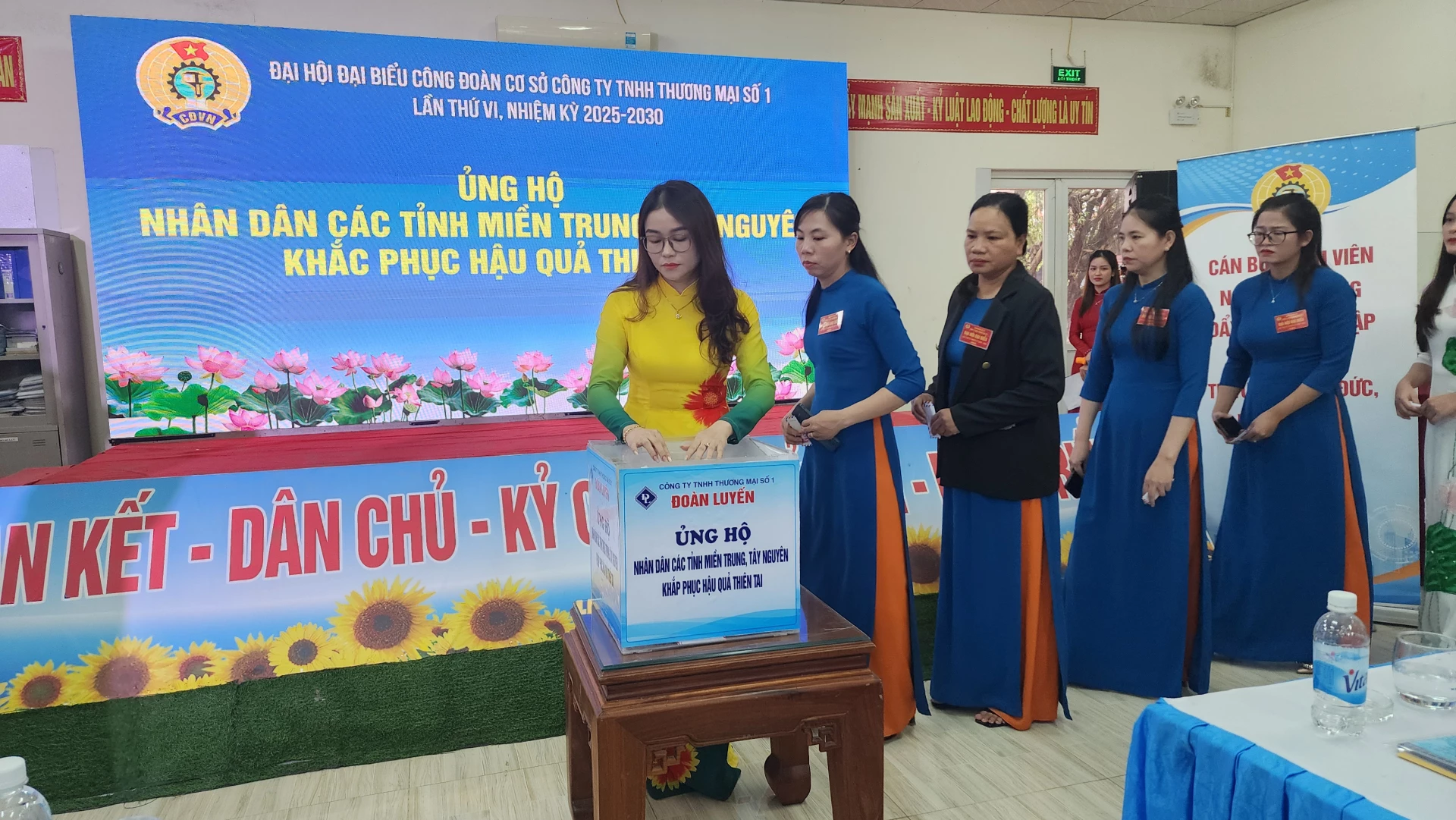 Đoàn viên công đoàn và người lao động công ty ủng hộ đồng bào bị lũ lụt ở các tỉnh MT-TN - Ảnh Tạ Hưng