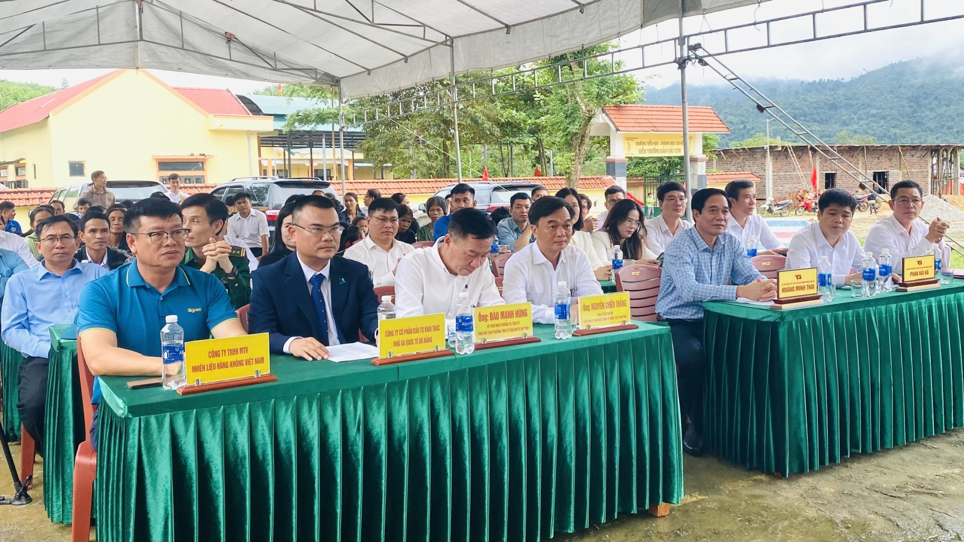 Các đại biểu dự lễ khánh thành và bàn giao - Ảnh: N.L