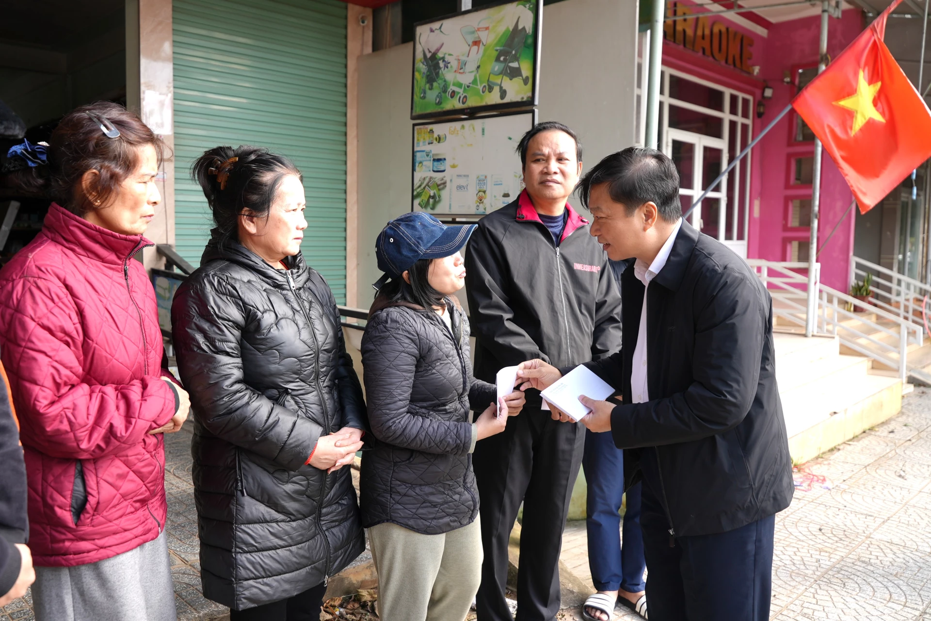 Đồng chí Lê Hồng Vinh, Chủ tịch UBND động viên, chia sẻ khó khăn với các hộ dân có nhà ở bị ảnh hưởng do sạt lở, sụt trượt - Ảnh: Trung Đức