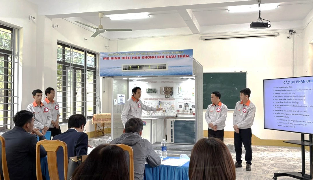 Ban Giám khảo chấm điểm các thiết bị tham gia hội thi - Ảnh: Hoàng Linh