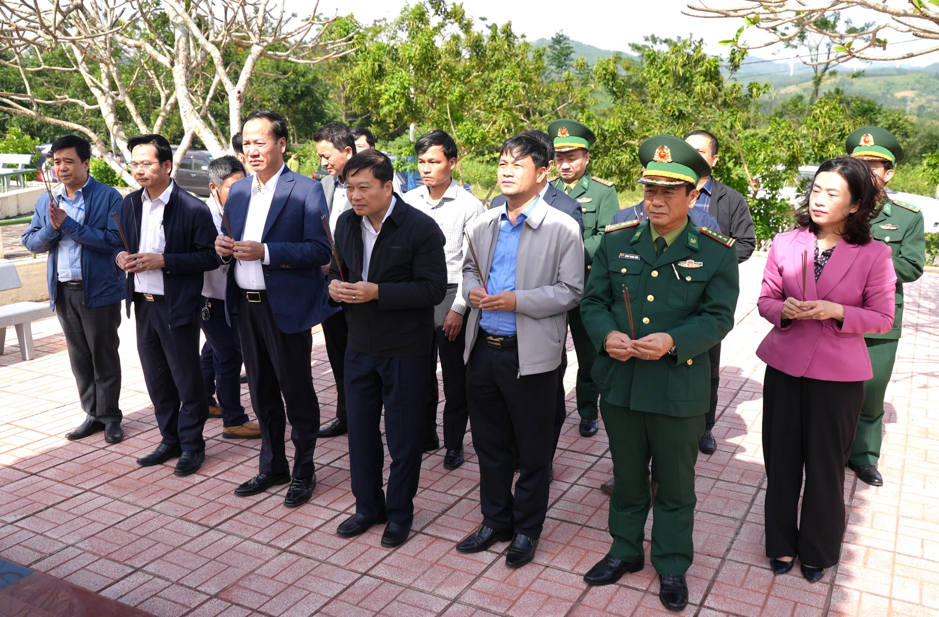 Đồng chí Lê Hồng Vinh, Chủ tịch UBND tỉnh và đoàn công tác dâng hương tại di tích lịch sử Căn cứ Làng Vây, xã Khe Sanh - Ảnh: Trung Đức