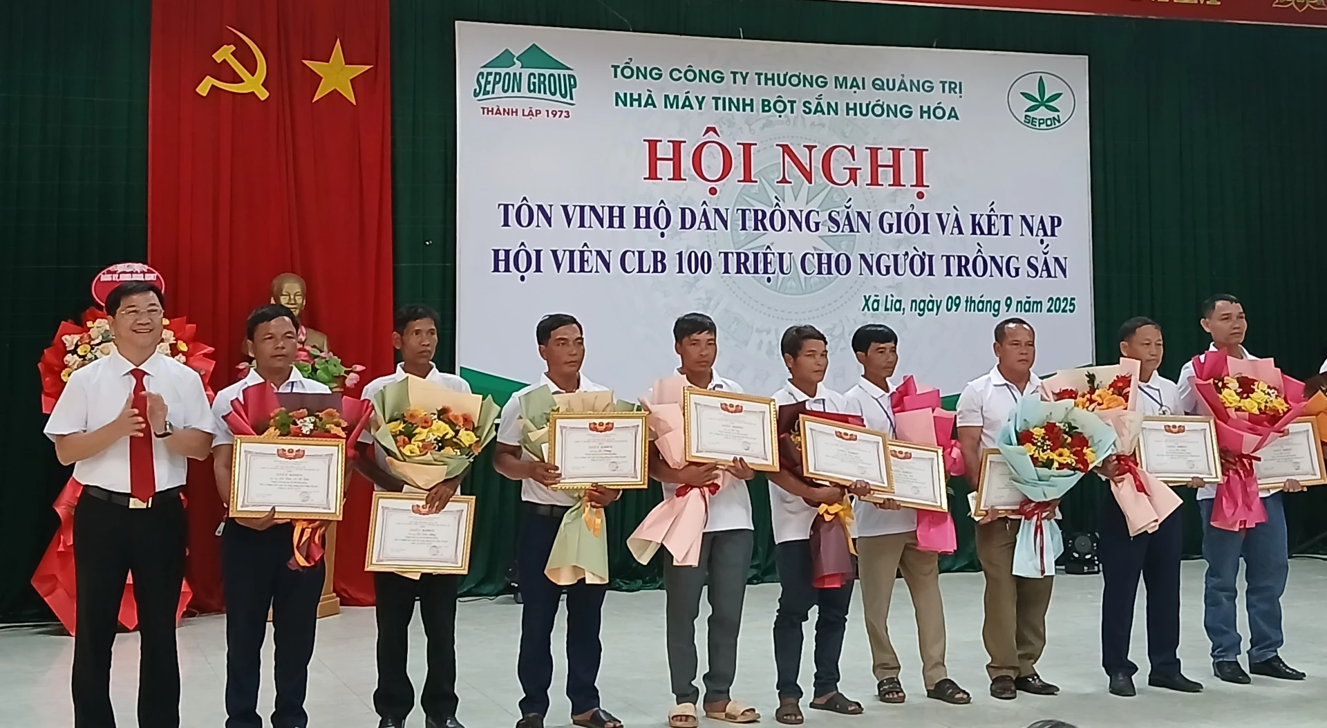 Công ty CP Tổng Công ty thương mại Quảng Trị tổ chức hội nghị tôn vinh những người trồng sắn giỏi - Ảnh: X.D