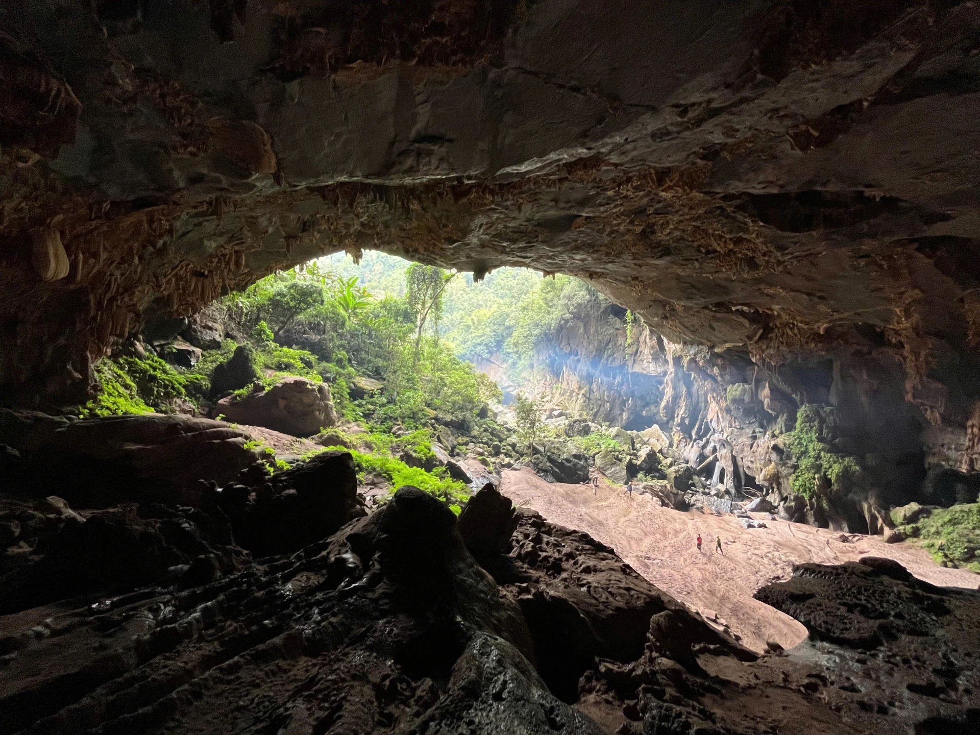 Khám phá Bách xanh đá-hang Kling 57 Cửa sau hang Kling nhìn từ trong ra - Ảnh: N.H