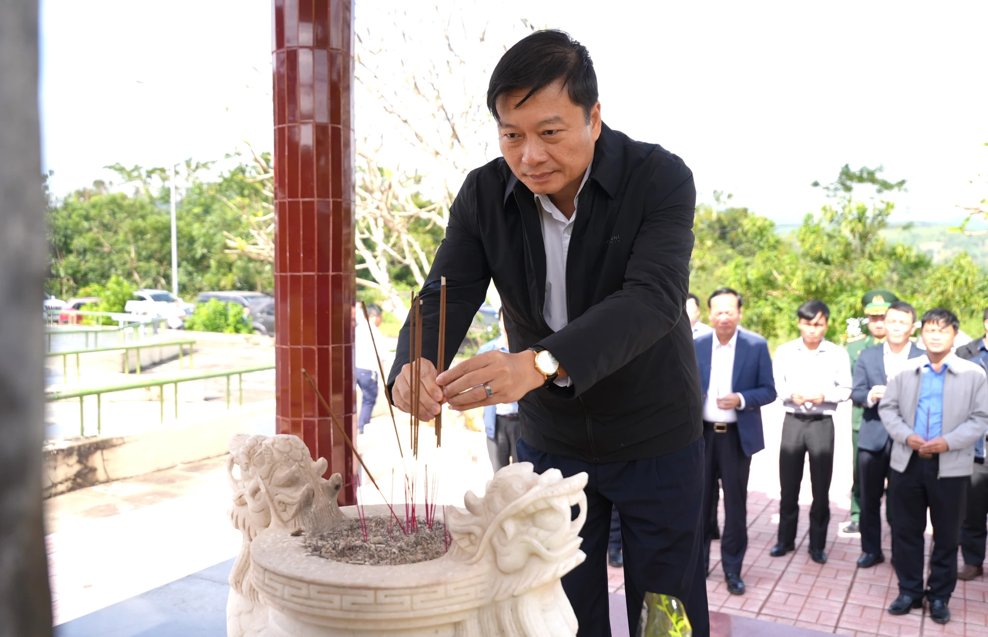 Đồng chí Lê Hồng Vinh, Chủ tịch UBND tỉnh tri ân các anh hùng liệt sĩ tại di tích lịch sử Căn cứ Làng Vây, xã Khe Sanh - Ảnh: Trung Đức