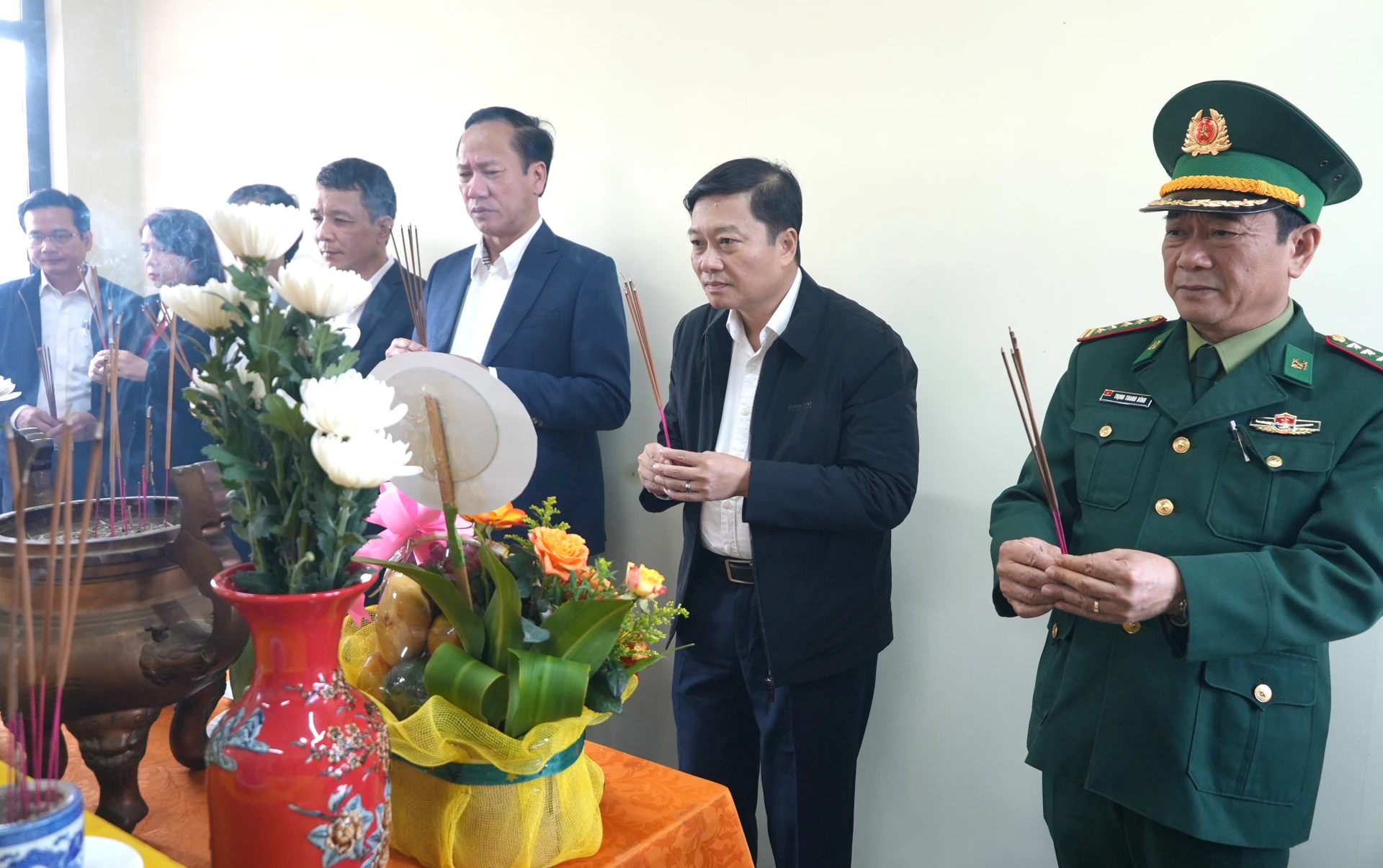 Đồng chí Lê Hồng Vinh, Chủ tịch UBND tỉnh dâng hương tại nghĩa trang liệt sĩ xã Khe Sanh - Ảnh: Trung Đức
 
