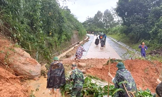 Mưa lũ gây sạt lở tại nhiều tuyến đường giao thông trên địa bàn tỉnh.