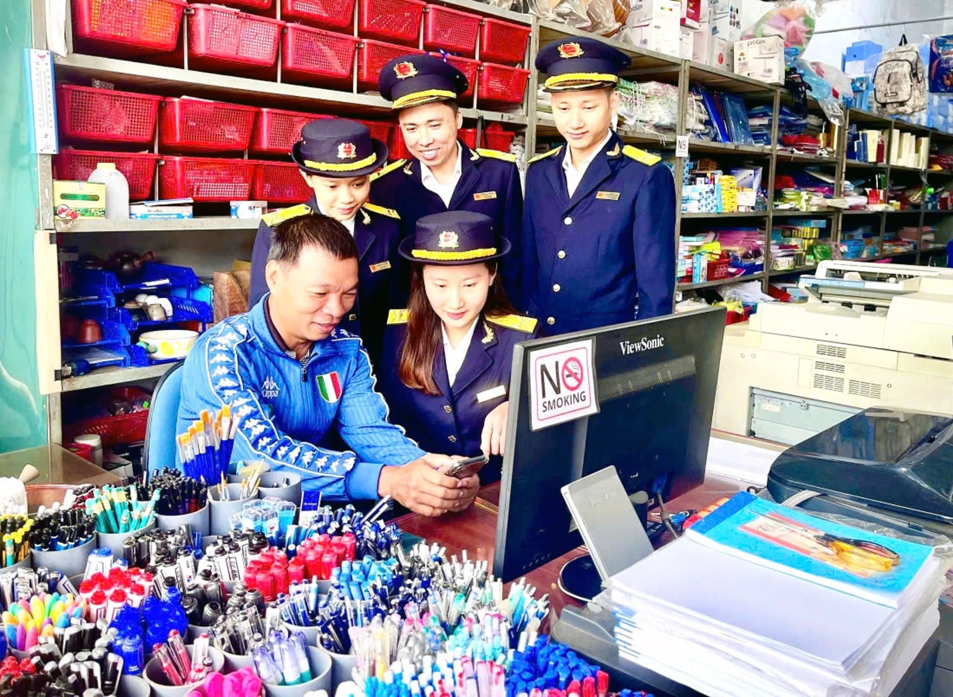 Thuế cơ sở 9 tuyên truyền chính sách mới về xóa bỏ thuế khoán tới các hộ kinh doanh          - Ảnh: L.C