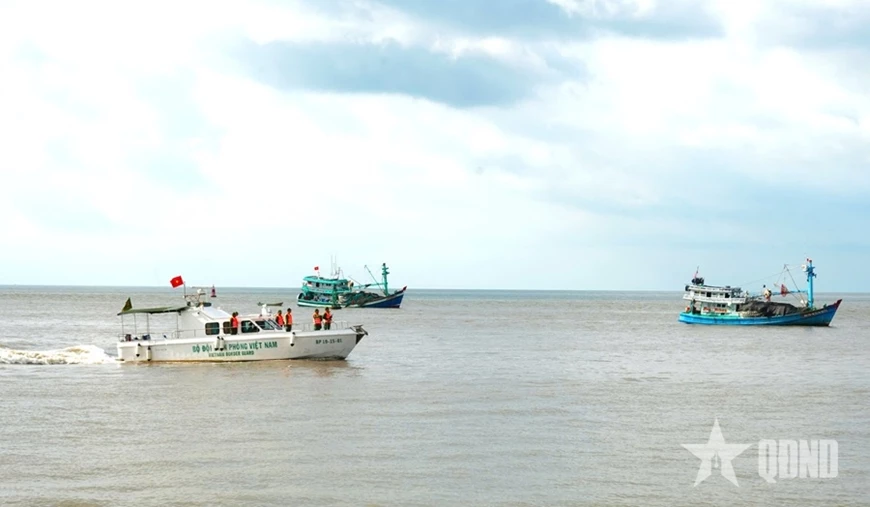 Đồn Biên phòng Sông Đốc (Bộ đội Biên phòng tỉnh Cà Mau) tăng cường tuần tra phòng, chống khai thác IUU. Ảnh: HOÀNG TÁ