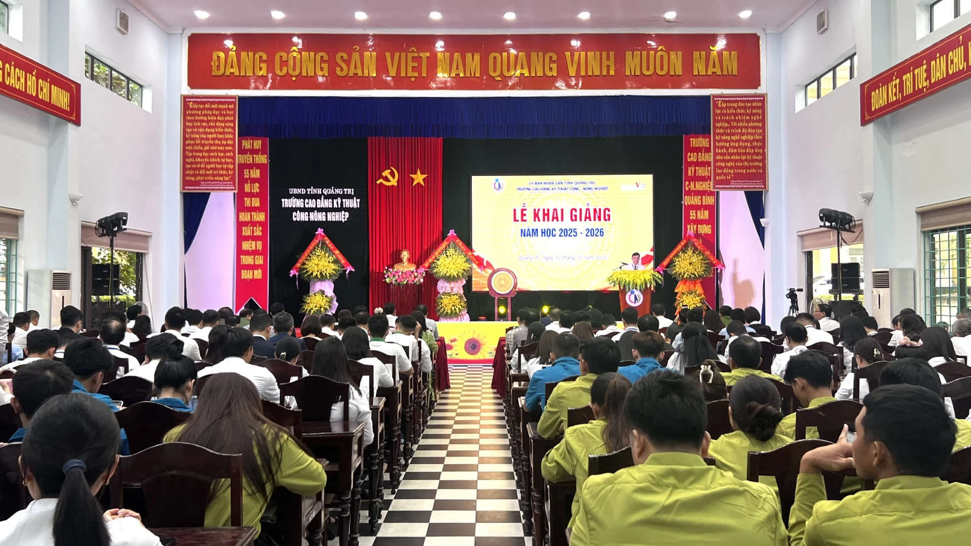 Quang cảnh lễ khai giảng