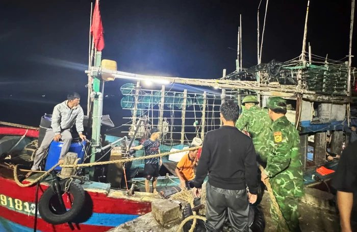 Chìm tàu cá trên biển, 7 ngư dân may mắn được ứng cứu kịp thời