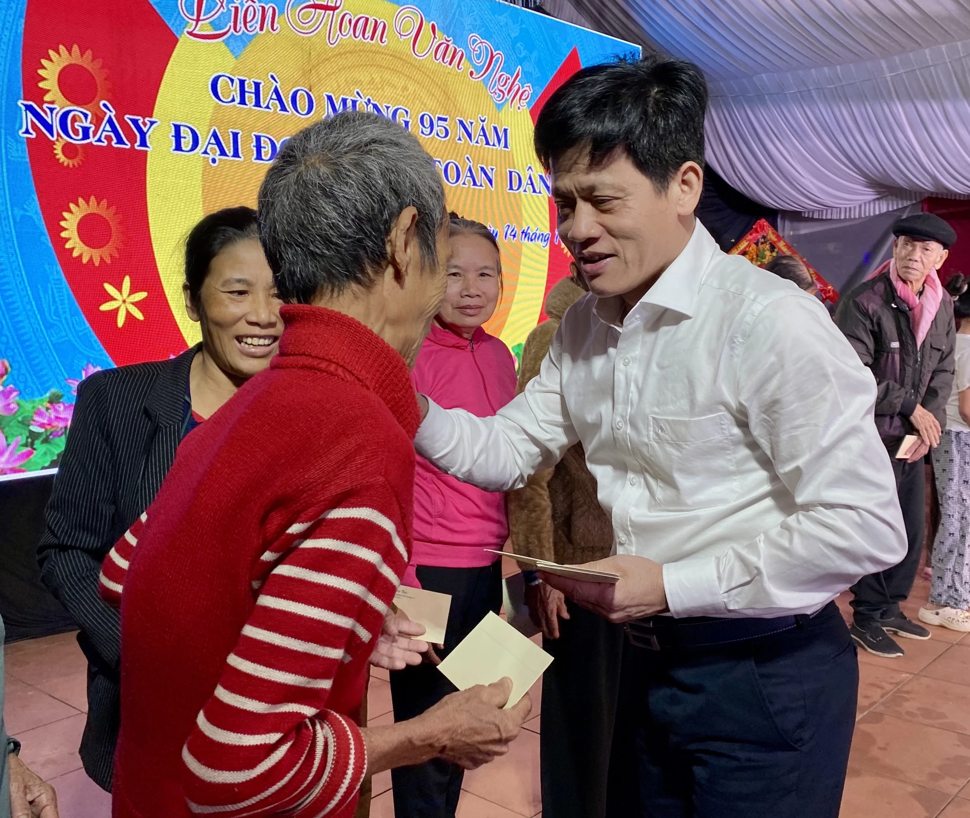 Đồng chí Lê Văn Bảo, Chánh Văn phòng Tỉnh uỷ trao quà cho các hộ gia đình có hoàn cảnh khó khăn ở thôn Phan Xá - Ảnh: H.N